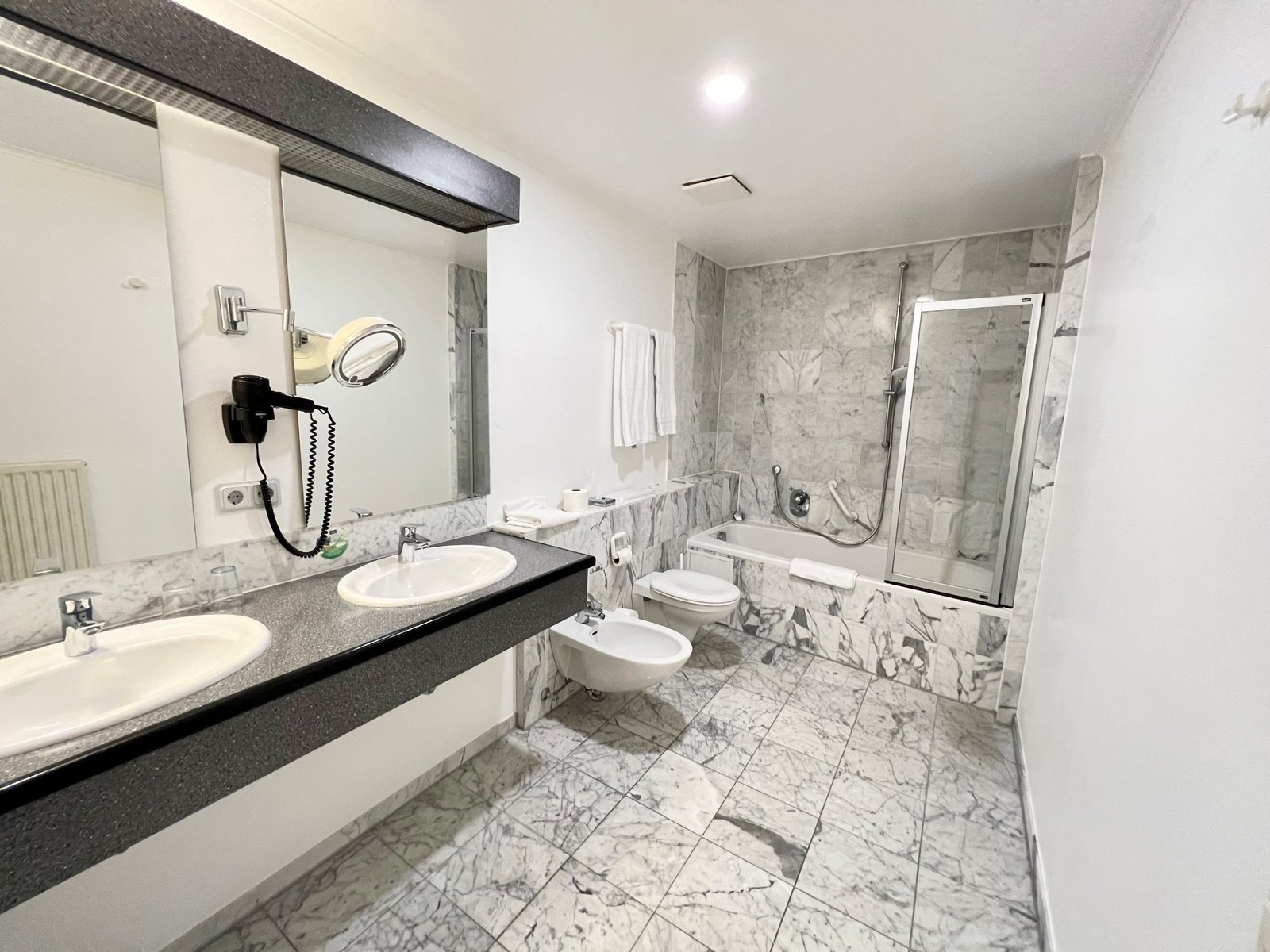 Badezimmer einer Juniorsuite mit zwei Waschbecken